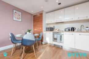 DYZYN Living - Long Stay Serviced Accommodation - Cardiff Bay - Fast WiFi - Designated Parking